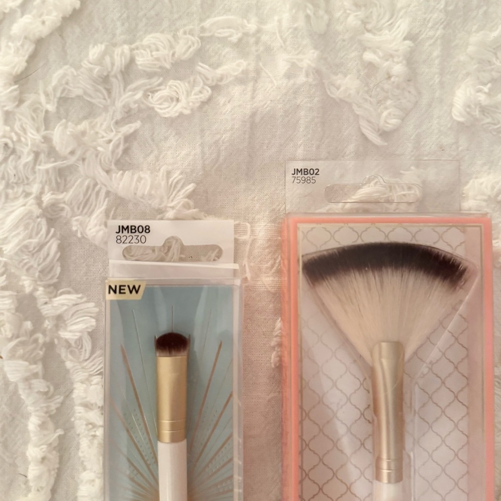 JOAH Eyeshadow and Fanned Makeup Brush Set - White and Gold - Picture 4 of 4
